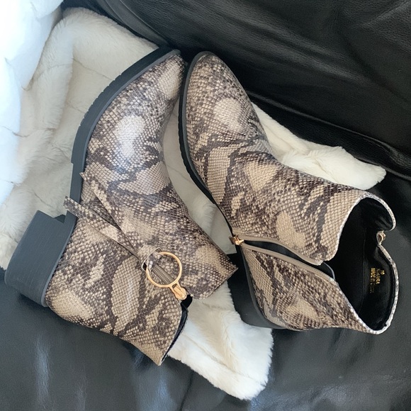 Women’s faux snakeskin booties - Picture 2 of 2